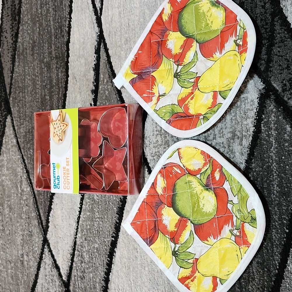 GOURMET CLUB 6 UNIQUE METAL COOKIE CUTTER SET & VINTAGE PEAR & APPLE POTHOLDERS